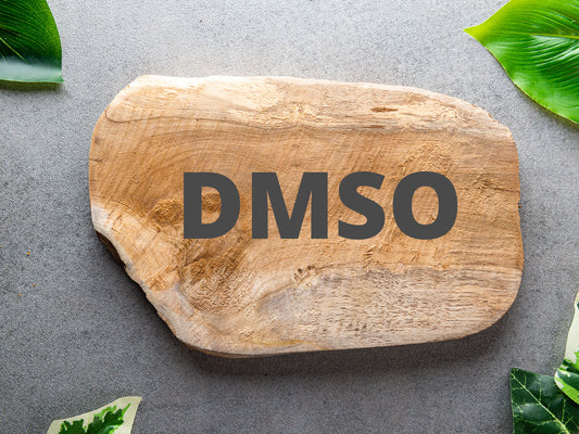DMSO Holz mit Aufschrift DMSO 'Natürliches Heilmittel für Schmerzen und Entzündungen